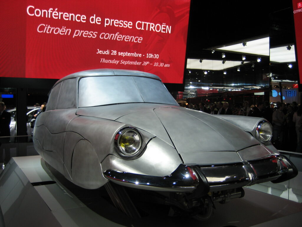 Dieux, monstres, hybrides – Une rencontre avec des créatures intermédiaires de l’automobile au Salon d’Automobile de Paris 2006